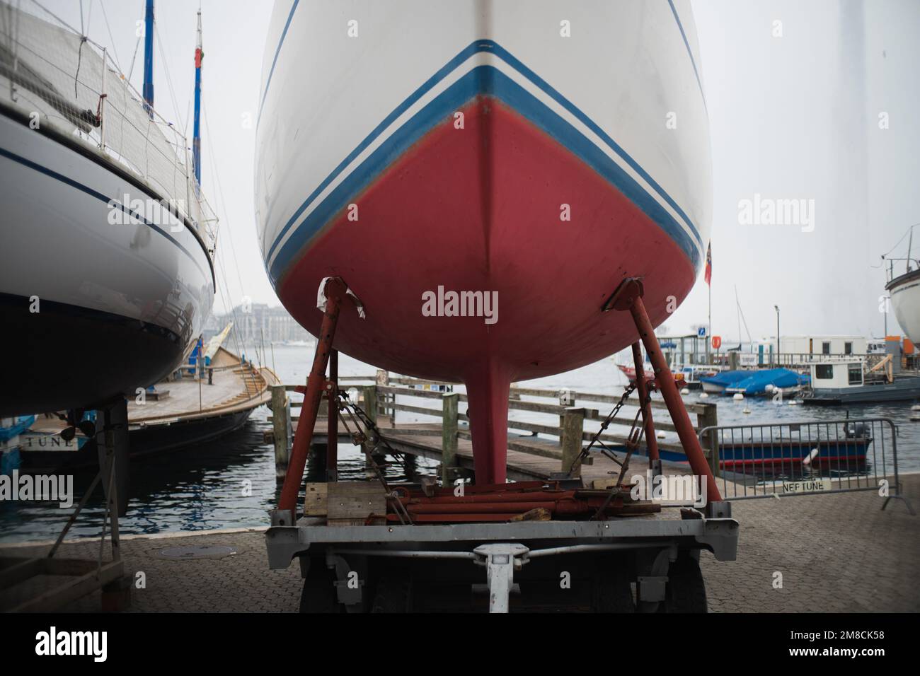 Eine Nahaufnahme eines riesigen Boots auf einer Bootsbucht Stockfoto