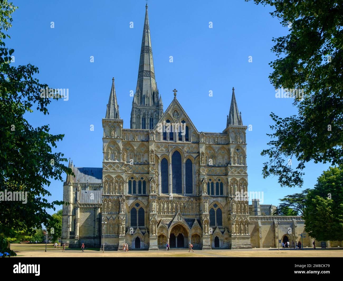 11. August 2022 - Salisbury, Großbritannien: Sommersonne betont die Details der wunderschönen Kathedrale von Salisbury, Wiltshire, Großbritannien Stockfoto