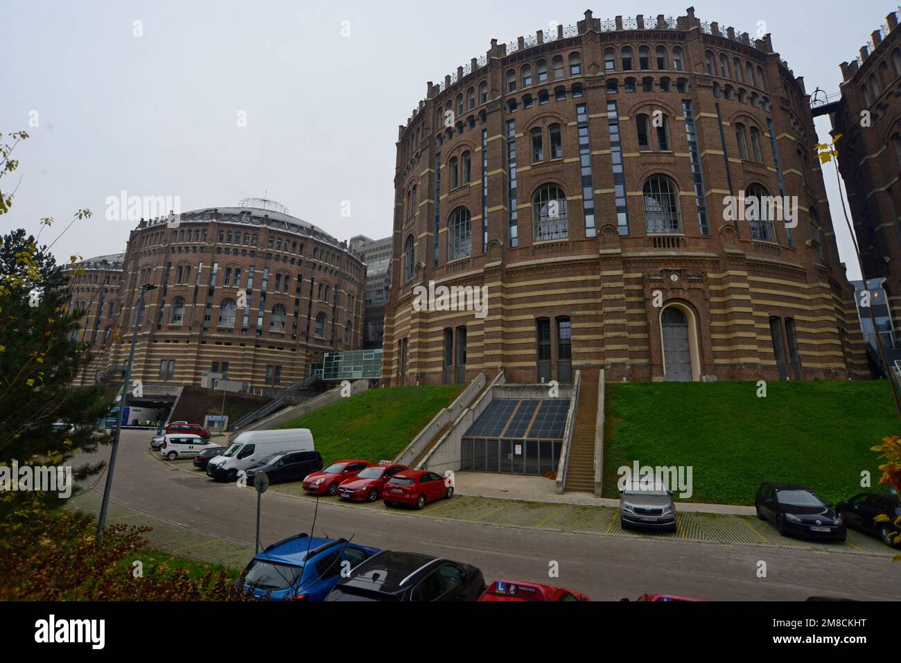 Gasometer der ehemaligen Gaswerke in Guglgasse, Wien, jetzt in Wohnhäusern, Geschäften und Konzertsälen bedeckt. Ein Schauplatz im James Bond Living Daylights Film Stockfoto