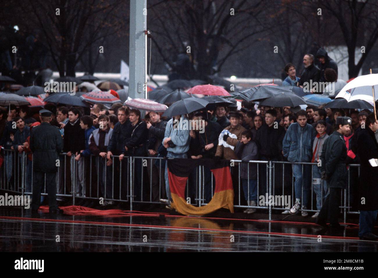 Die Ostdeutschen trotzen dem Wetter, während sie sich zur offiziellen Öffnung des Brandenburger Tors versammeln. Basis: Berlin Land: Deutschland / Deutschland (DEU) Stockfoto