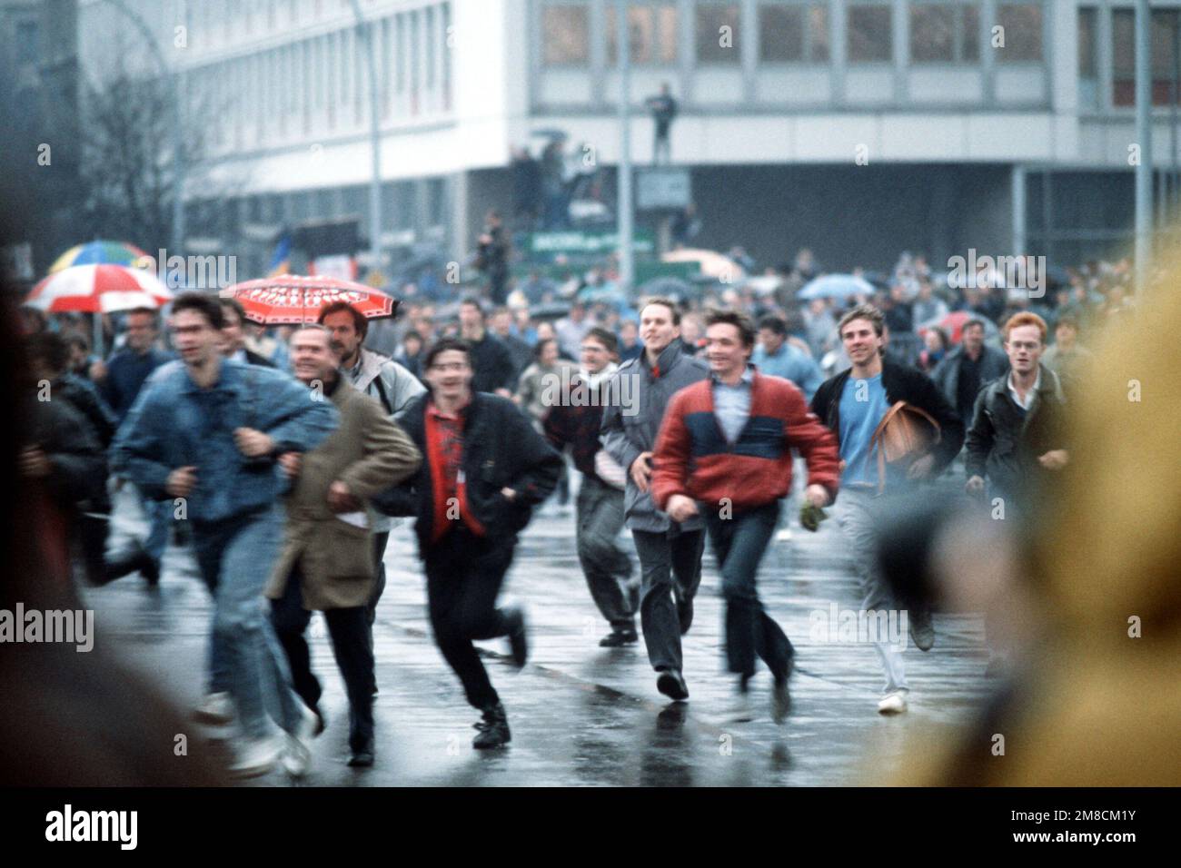 Ostberliner eilen zum Brandenburger Tor, um an der offiziellen Eröffnungszeremonie des Gebäudes teilzunehmen. Basis: Berlin Land: Deutschland / Deutschland (DEU) Stockfoto