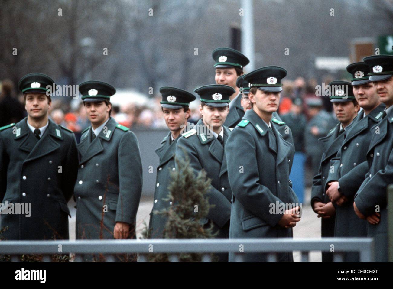 Die ostdeutschen Wachen warten auf die offizielle Öffnung des Brandenburger Tors. Basis: Berlin Land: Deutschland / Deutschland (DEU) Stockfoto