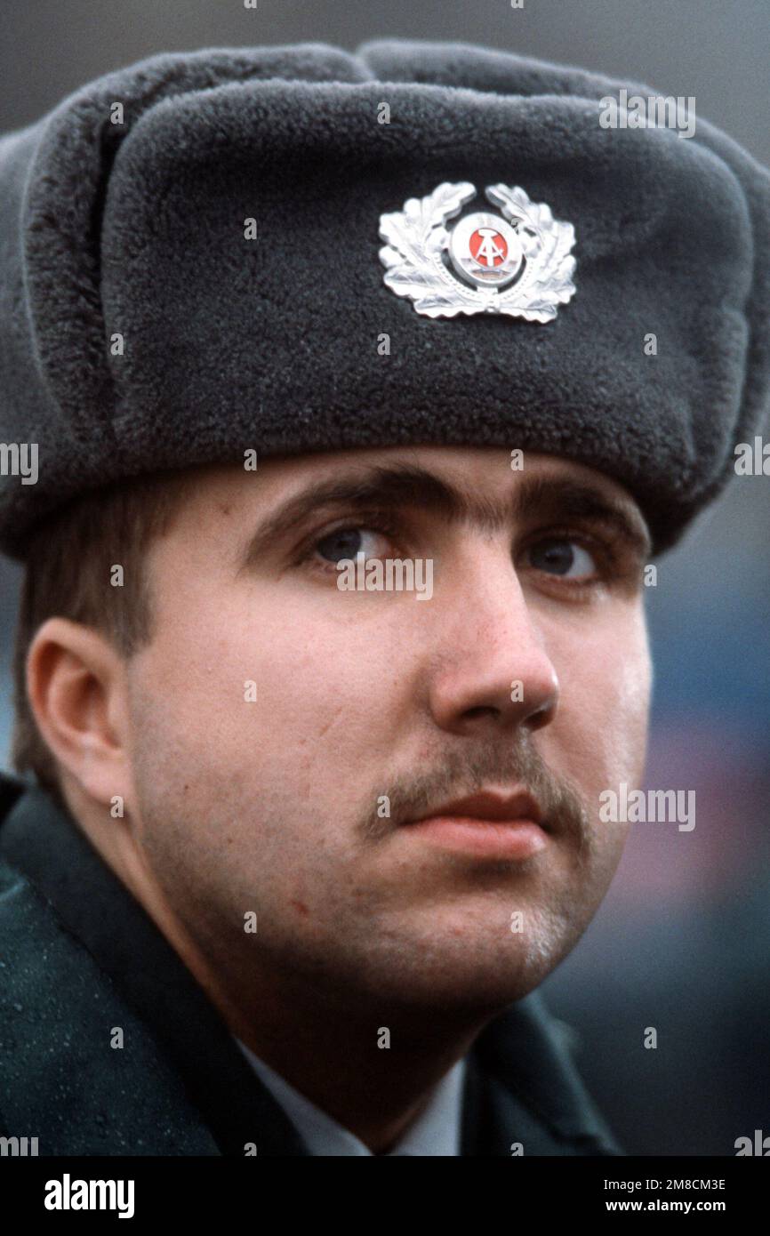 Eine ostdeutsche Wache beobachtet Aktivitäten vor der offiziellen Öffnung des Brandenburger Tors. Basis: Berlin Land: Deutschland / Deutschland (DEU) Stockfoto