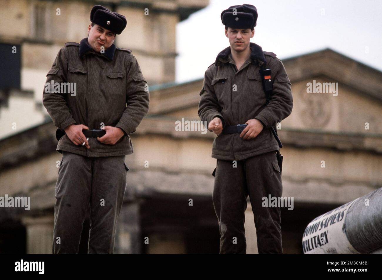 Nach der offiziellen Öffnung des Tors am 22. Dezember stehen die ostdeutschen Wachen auf der Berliner Mauer neben dem Brandenburger Tor. Basis: Berlin Land: Deutschland / Deutschland (DEU) Stockfoto