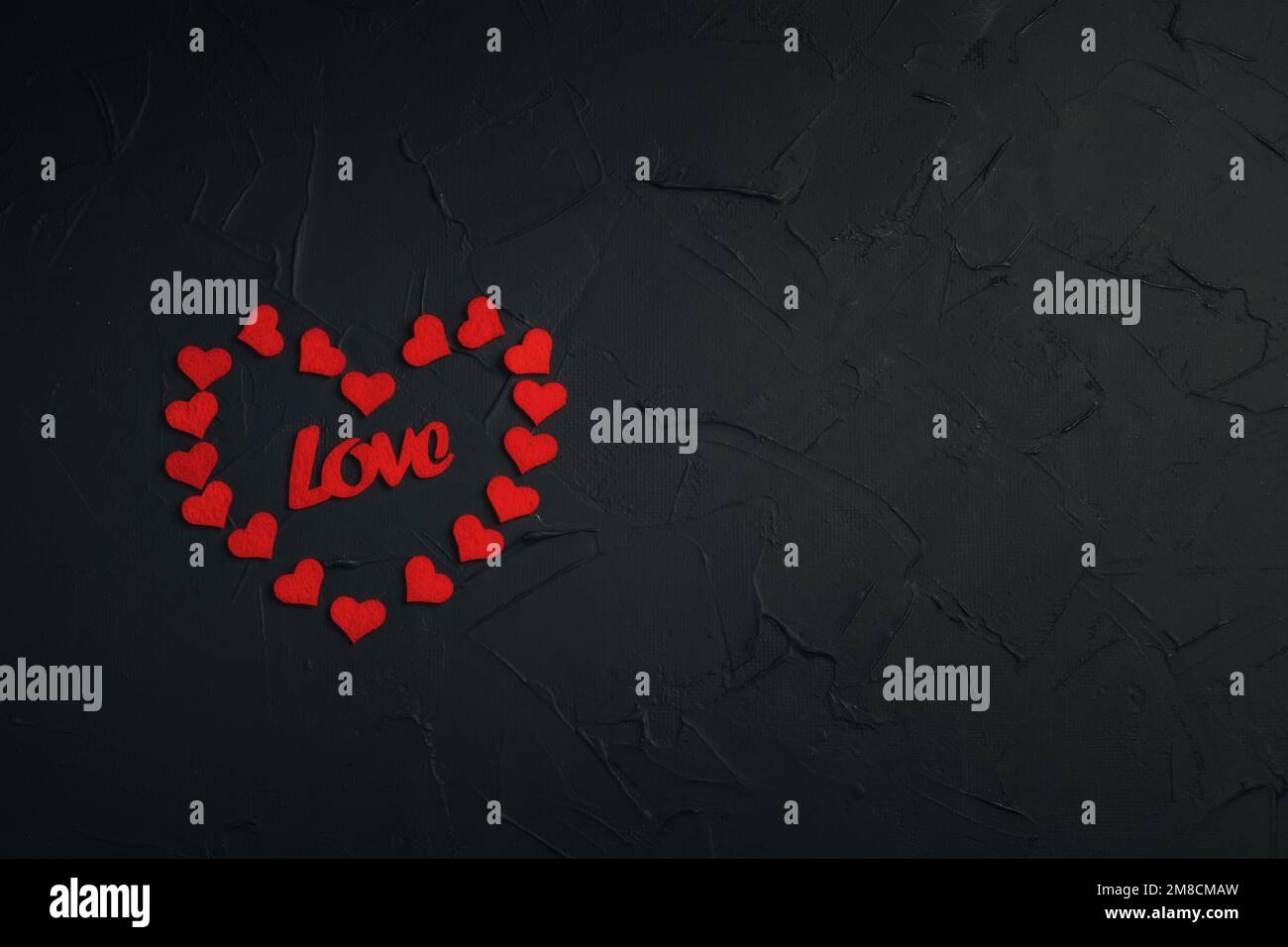 Valentinstag-Hintergrund. Schwarzes Banner mit roten Herzen. Platz für Text. Stockfoto