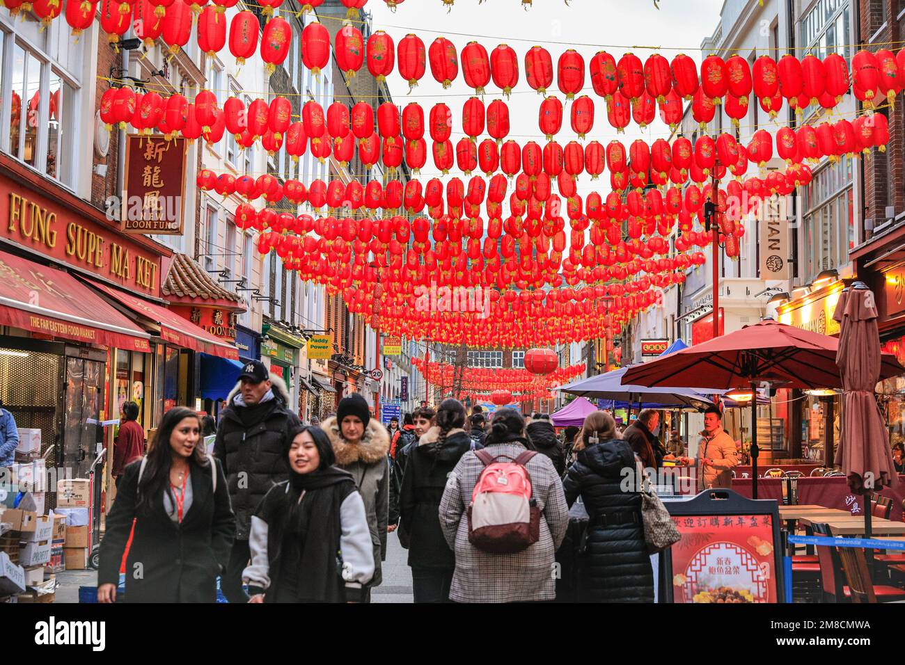 London, Großbritannien. 13. Januar 2023. Neue Laternen sind aufgetaucht. In und um Londons Chinatown sind Vorbereitungen für die chinesische Neujahrsfeier (Mondneujahr 2023) am 22. Januar, dem Jahr des Hasen, im Gange. Zu den Festlichkeiten im Zentrum Londons gehören wieder einmal eine Parade rund um Soho und Veranstaltungen am Trafalgar Square. Kredit: Imageplotter/Alamy Live News Stockfoto