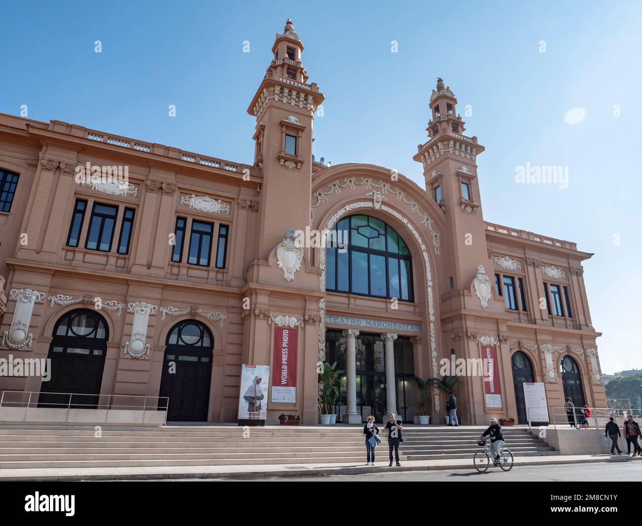 BARI, ITALIEN - 30. OKTOBER 2021: Teatro Margherita Gebäude, ehemaliges Theater, heute ein Kunstmuseum in Bari Stockfoto