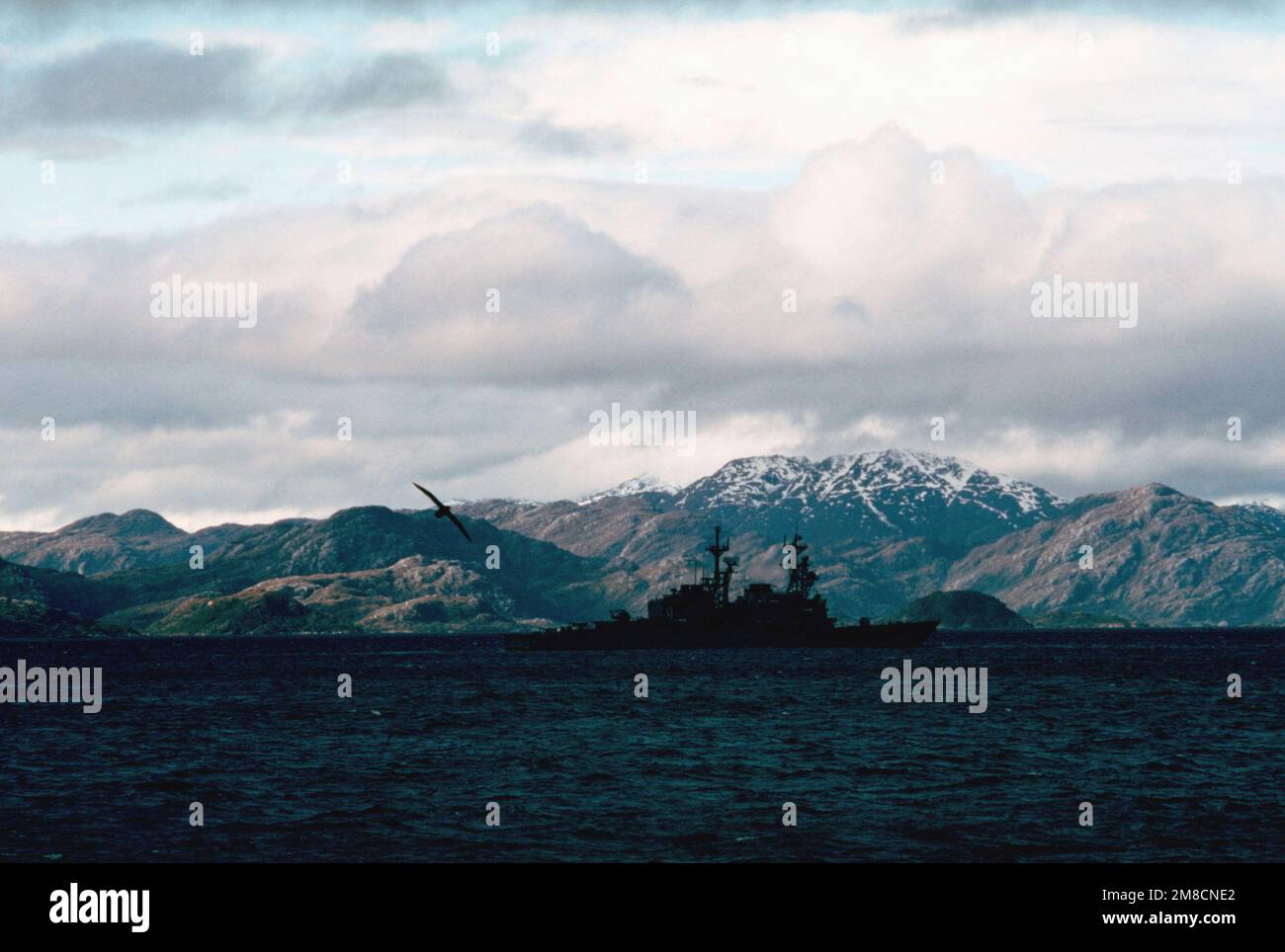 Eine Silhouette des Zerstörers USS HAYLER (DD 997), während das Schiff die Magellanstraße passiert. Der Hayler ist einer von fünf USA Marineschiffe, die an der Unitas XXXI teilnehmen, einer jährlichen gemeinsamen Übung der USA Marine und Marinestreitkräfte von neun südamerikanischen Ländern. Betreff Betrieb/Serie: UNITAS XXXI Land: Magellanstraße Stockfoto