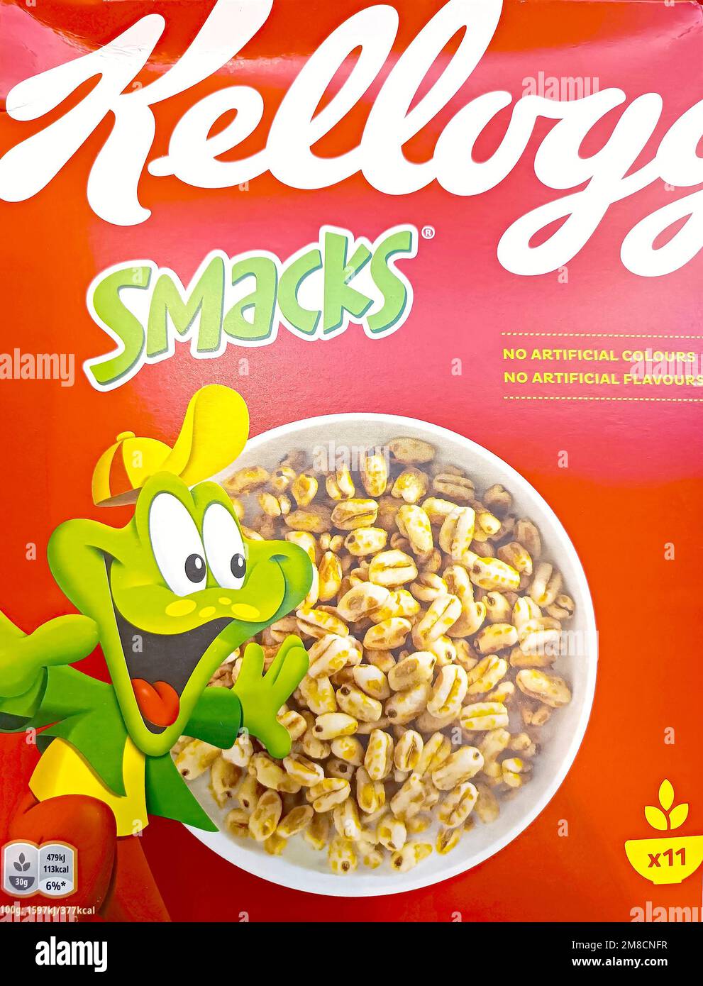 DUSHANBE, TADSCHIKISTAN - 12. AUGUST 2022: American Kellogg's Smacks Packbox auf dem Ausstellungsregal im Supermarkt aus der Nähe. Stockfoto