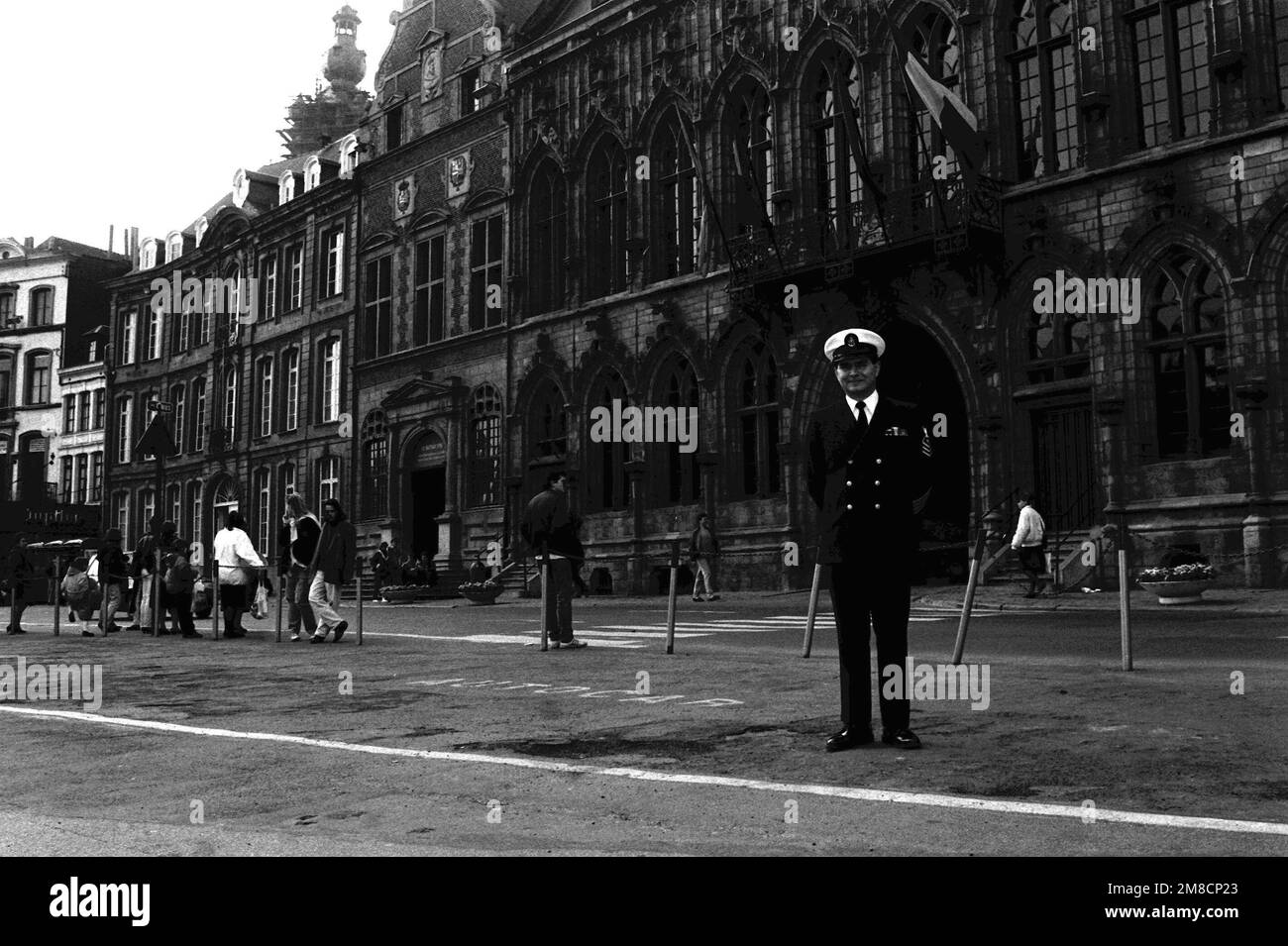 CHIEF Yeoman Berry Gibson posiert für ein Foto im Rathaus. Gibson ist im Obersten Hauptquartier, Alliierte Mächte, Europa. Basis: Mons-Land: Belgien (BEL) Stockfoto