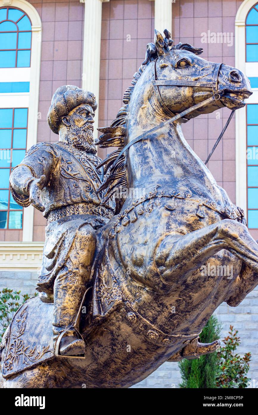 DUSCHANBE, TADSCHIKISTAN - 2. JULI 2022: Die Bronzestatue von Giyas ad-DIN Muhammad, einem Sultan aus der Ghurid-Dynastie. Stockfoto