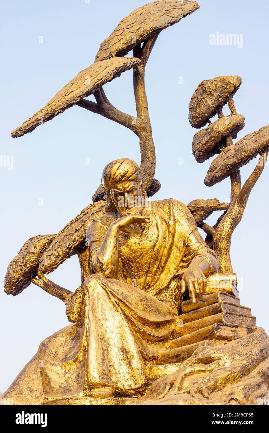 DUSCHANBE, TADSCHIKISTAN - 2. JULI 2022: Die Bronzestatue von Avicenna (Ibn Sina) ein persischer Polymath und der Vater der frühen modernen Medizin. Stockfoto