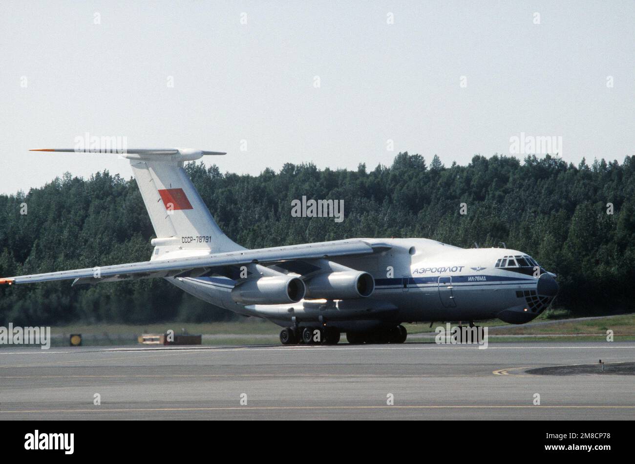 Ein sowjetisches IL-76MD Candid-B-Flugzeug beginnt seinen Startschuss, nachdem es auf dem Weg zu einer Flugshow in Kanada am Stützpunkt Halt gemacht hat. Basis: Luftwaffenstützpunkt Elmendorf Bundesstaat: Alaska (AK) Land: Vereinigte Staaten von Amerika (USA) Stockfoto