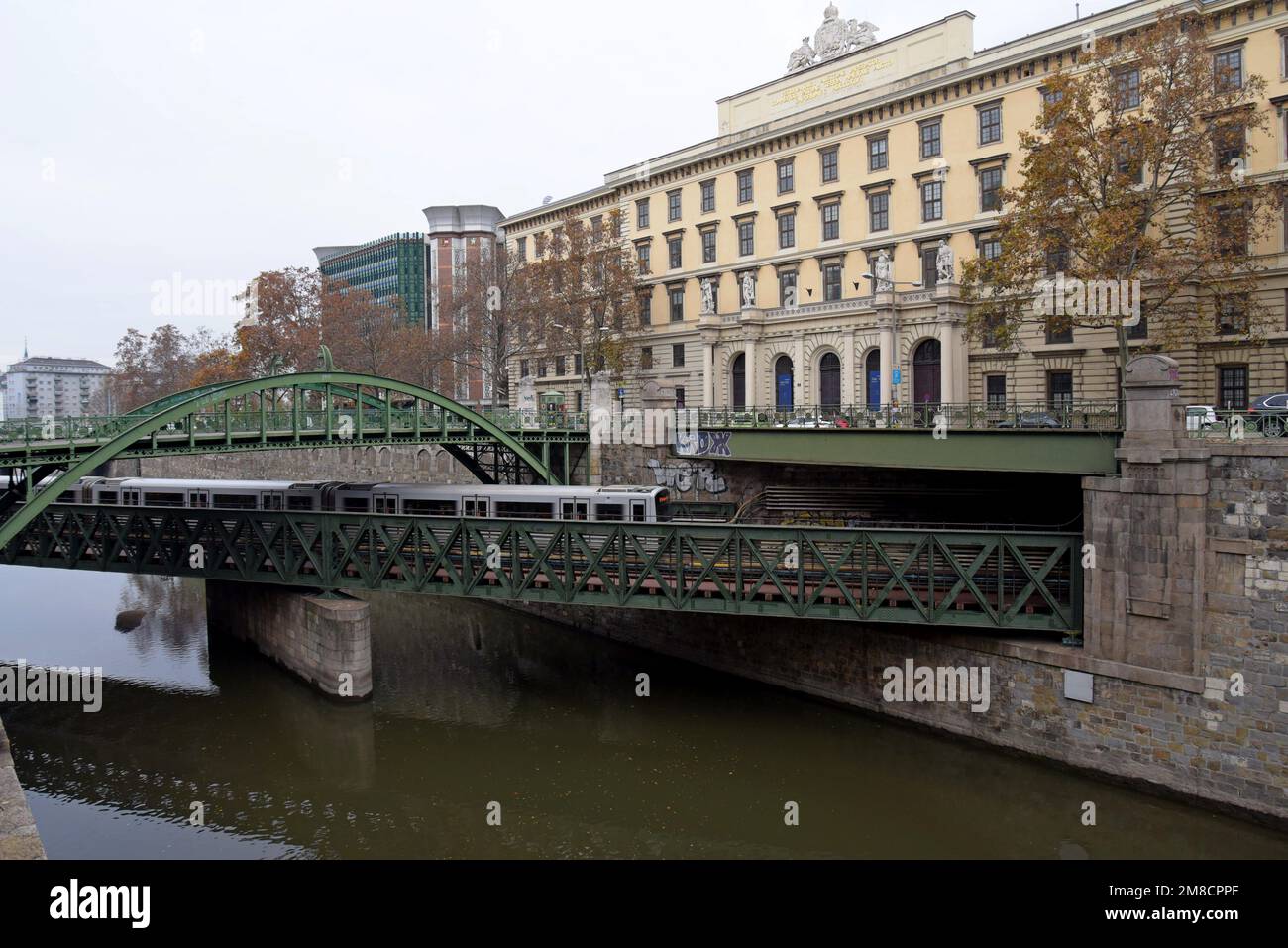 Ein Zug überquert die Zollamtsbrücke unter der berühmten Zollamtssteg-Brücke, die im Film „vor Sonnenaufgang“, Wien, Österreich, zu sehen ist Stockfoto