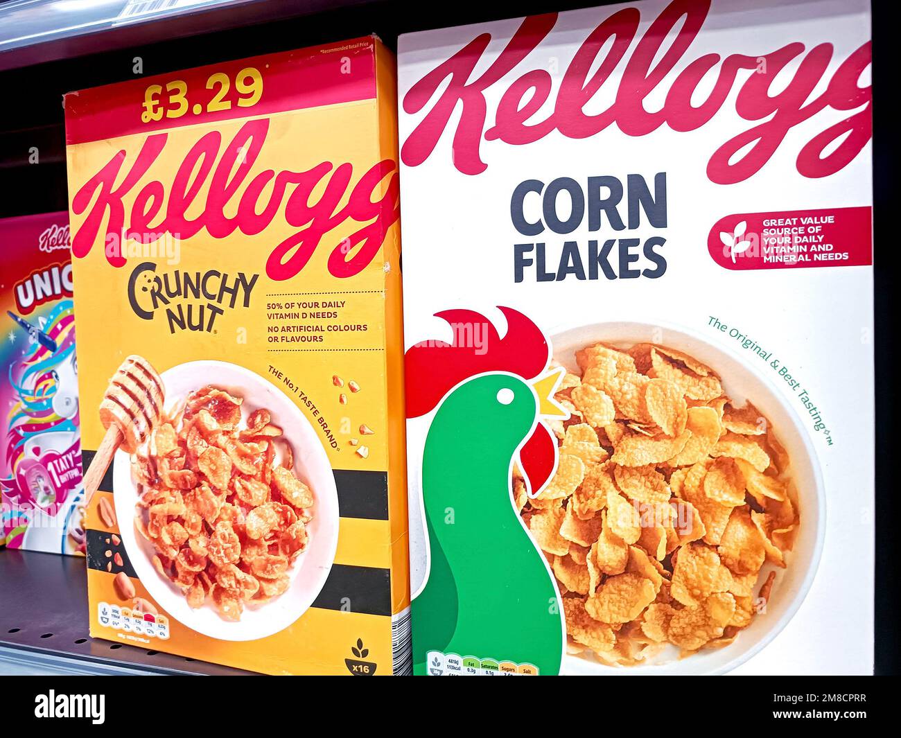 DUSCHANBE, TADSCHIKISTAN - 29. AUGUST 2022: American Kellogg's Cornflakes Packungen auf dem Ausstellungsregal im Supermarkt. Stockfoto