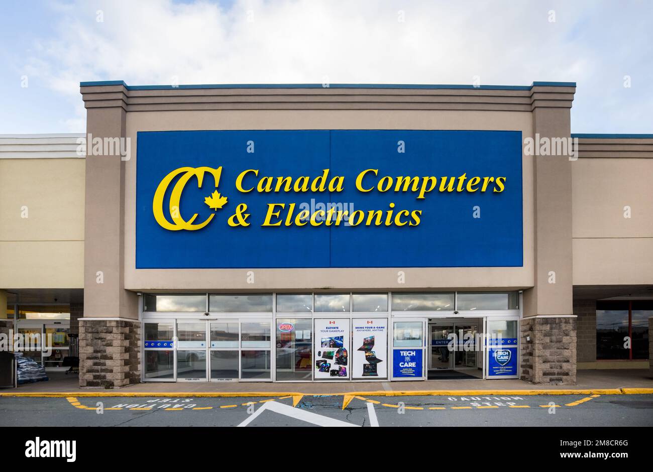 CC – Storefront für Computer und Elektronik in Kanada. Ein Einzelhändler für PCs und Unterhaltungselektronik. HALIFAX, KANADA - NOV. 2022 Stockfoto