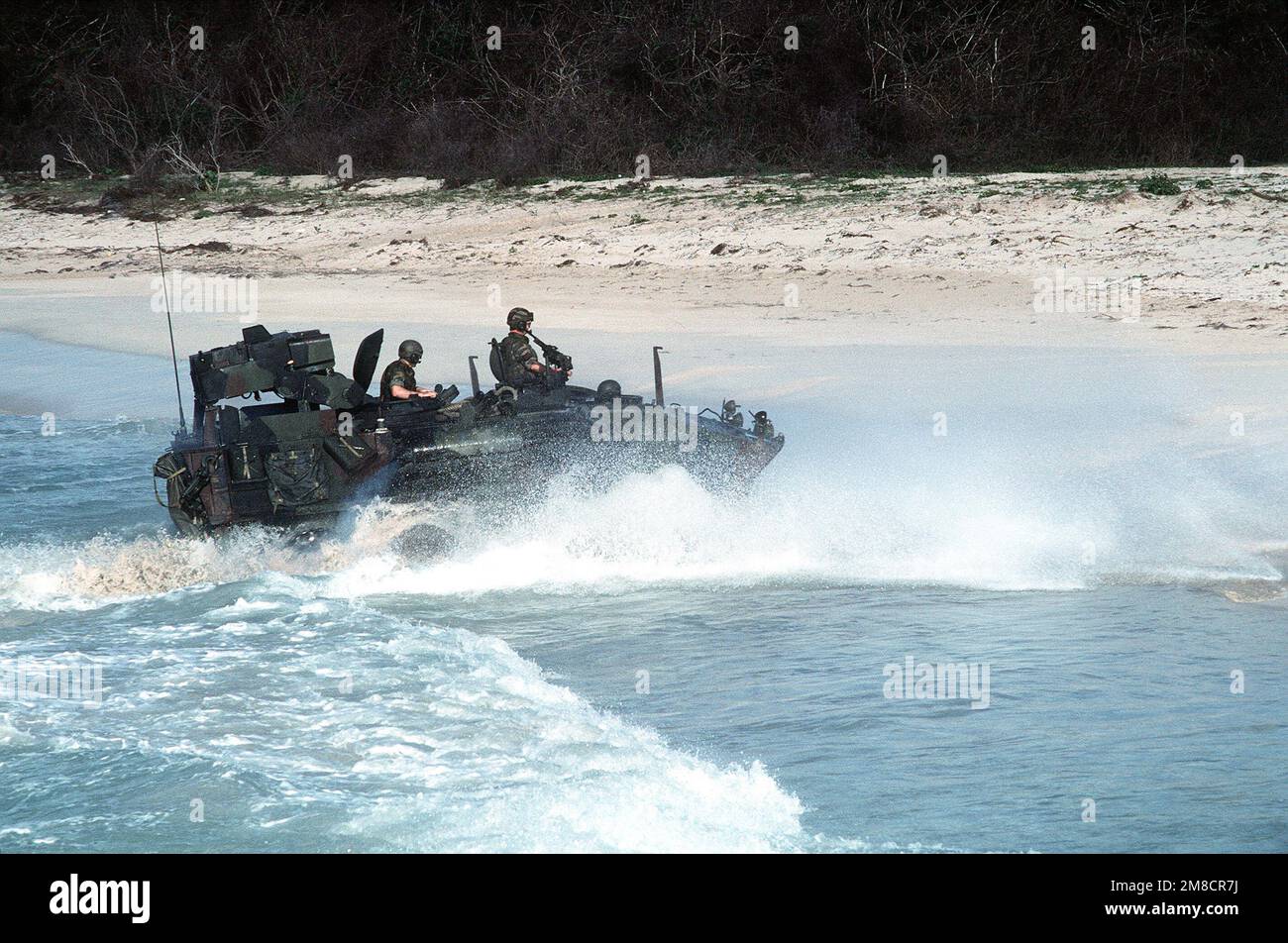 Marines kommen in einem leichten Amphibienfahrzeug LAV-25 an Land, das mit einem mit Röhren ausgerüsteten, optisch verfolgten, drahtgeführten (SCHLEPPER-)Raketenwerfer ausgestattet ist, während Fleet Ex 1-90. Betreff Betrieb/Serie: FLOTTE EX 1-90 Land: Unbekannt Stockfoto