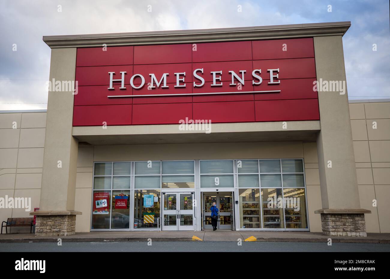 Ladenfront des Homesense. Home Sense ist eine kanadische Kette von preisgünstigen Möbelgeschäften. HALIFAX, NOVA SCOTIA, KANADA - DEZ. 2022 Stockfoto