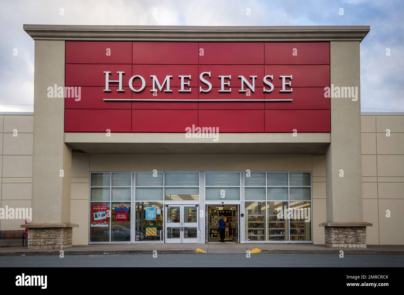 Ladenfront des Homesense. Home Sense ist eine kanadische Kette von preisgünstigen Möbelgeschäften. HALIFAX, NOVA SCOTIA, KANADA - DEZ. 2022 Stockfoto