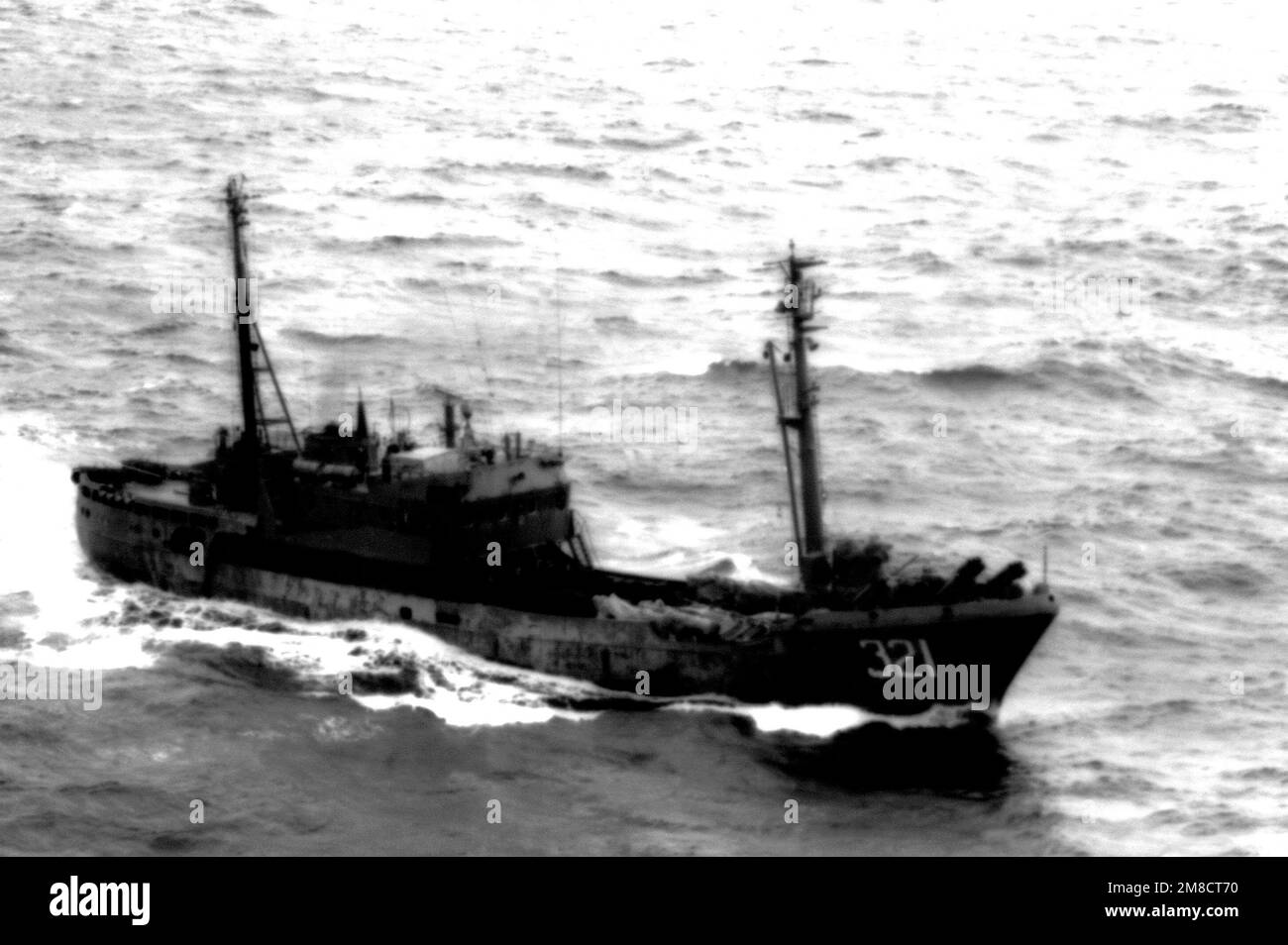 Steuerbord-Blick auf das sowjetische Patrouillenschiff Nr. 321 der Mayak-Klasse, das in der Tsushima-Straße bei Japan unterwegs ist. Unterdurchschnittliches Bild. Land: Unbekannt Stockfoto