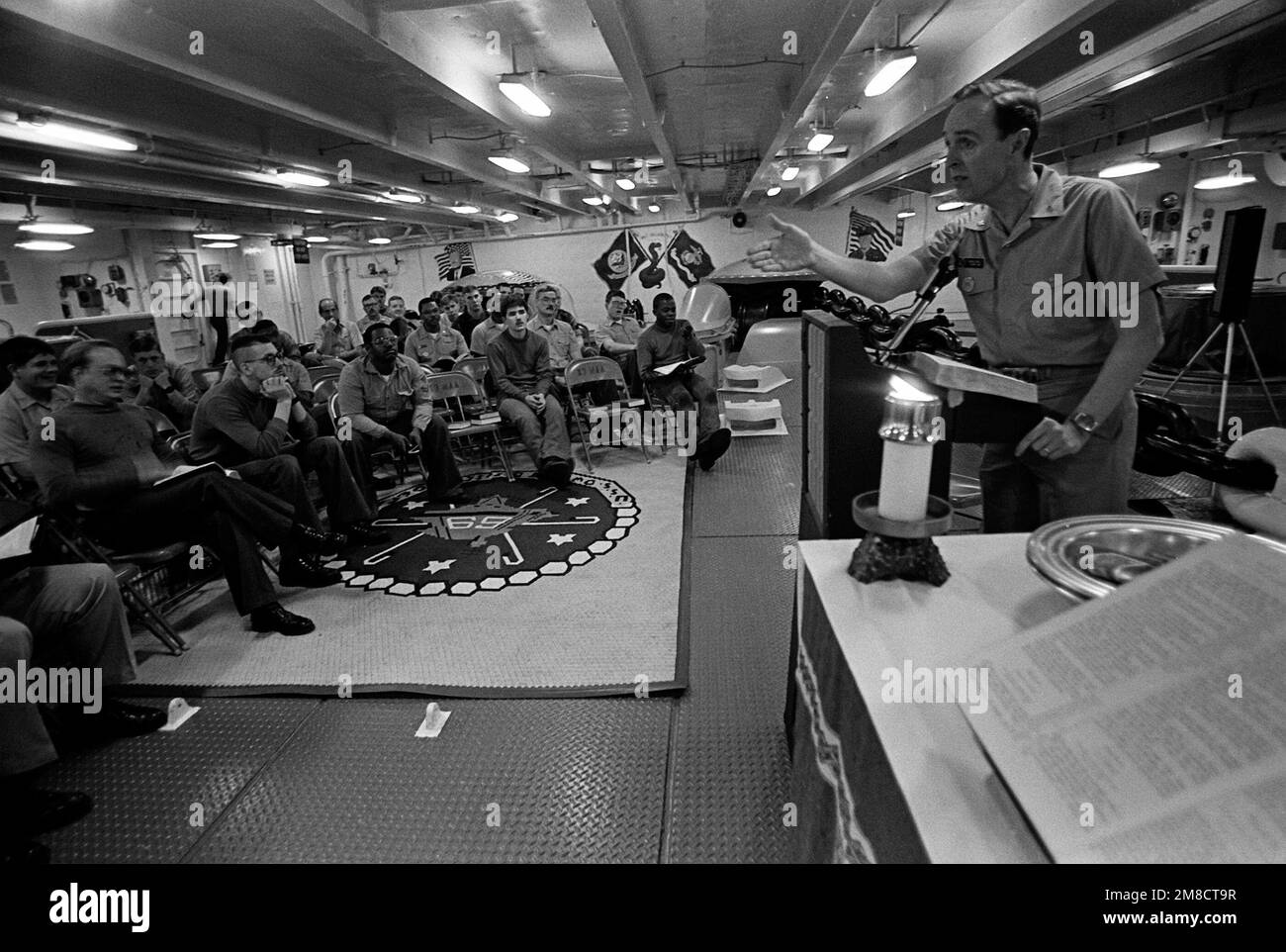 LT. CMDR. Dave Belt, protestantischer Kaplan an Bord des nuklearbetriebenen Flugzeugträgers USS DWIGHT D. EISENHOWER (CVN-69), hält während der Flotte Ex '90 einen Gottesdienst in der Vorhersage ab. Land: Atlantik (AOC) Stockfoto