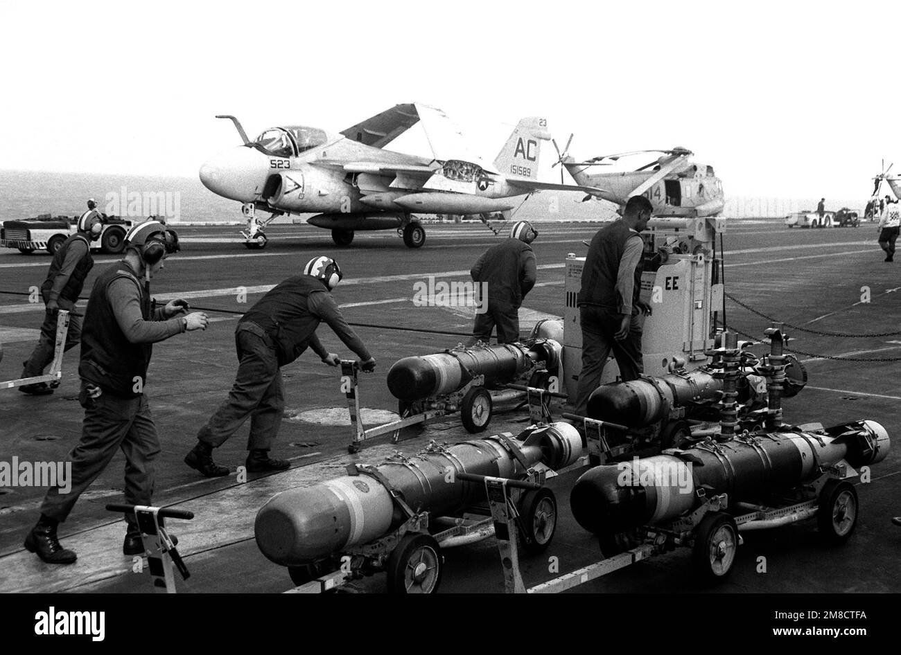 Ordnancemen an Bord des Flugzeugtragers USS JOHN F. KENNEDY CV 67 transportiert wahrend DER FLOTTE EX 1 90 mit einem Aero 21A Waffenschienenwagen die Torpedos Mk 46 Mod 5. Betreff Betrieb Serie FLOTTE...