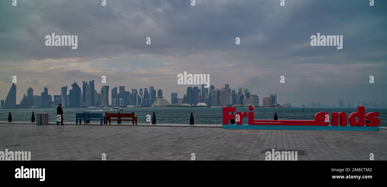 Blick auf die Skyline von Doha bei Sonnenuntergang vom alten Hafen von Doha (Stadtteil Mina) in Doha, Katar Stockfoto