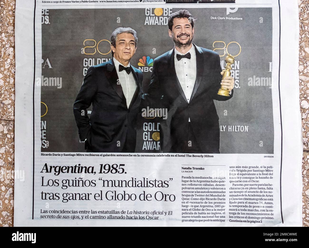 Argentinischer Zeitungsbericht über den Golden Globe Award an Argentinien 1985 als besten Fremdsprachenfilm von 2022 Stockfoto