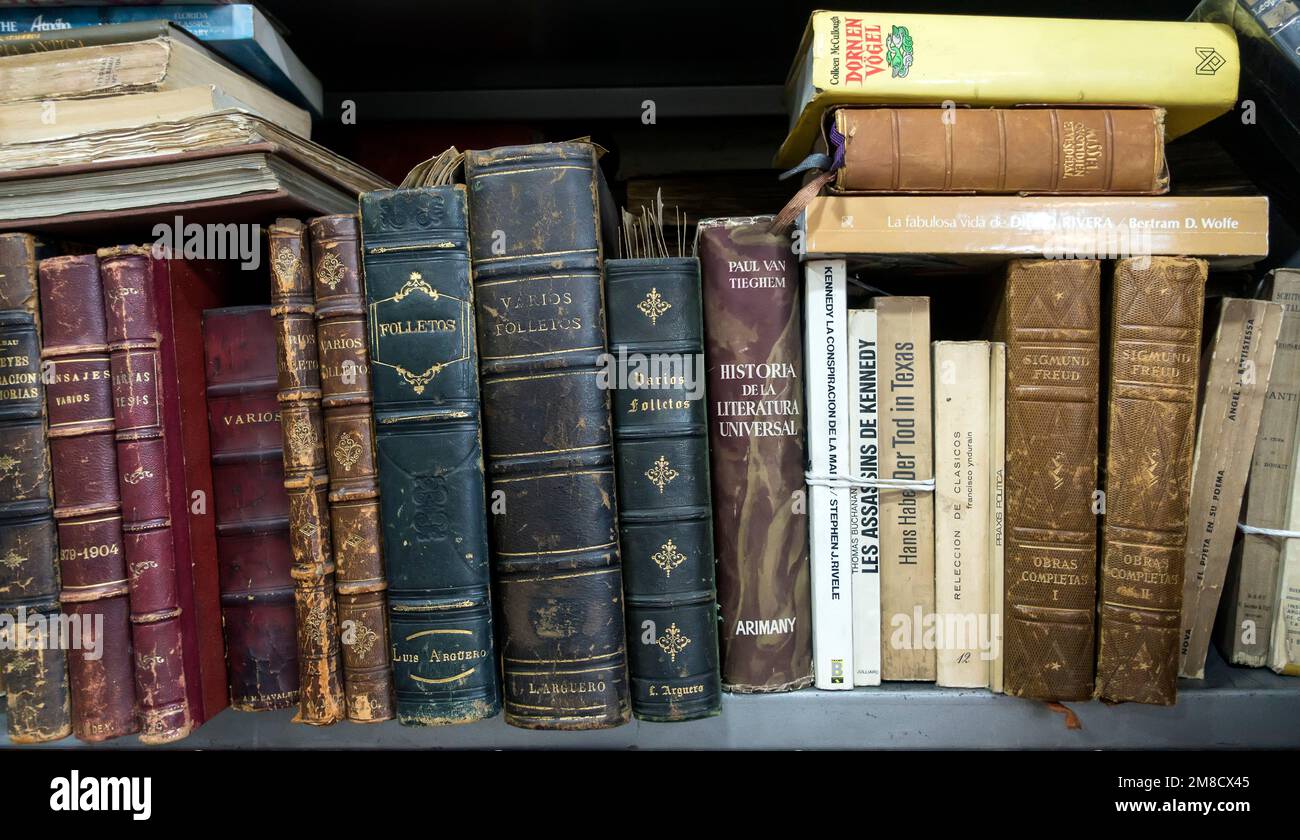 Alte spanischsprachige Bücher im Regal Stockfoto