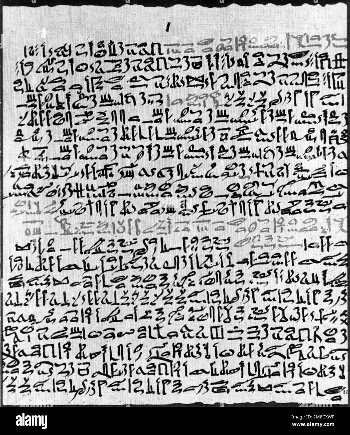 Ebers Papyrus. Ein Beispiel des Ebers Papyrus, das aus etwa 1500 v. Chr. stammt, und eines der frühesten noch existierenden Dokumente aus Ägypten. Das Papyrus enthält in Hieroglyphen verfasste Rezepte für über 700 Heilmittel. Unter den ältesten und wichtigsten medizinischen Papyri des alten Ägyptens wurde es im Winter 1873–1874 in Luxor vom deutschen Ägyptologen Georg Ebers gekauft. Stockfoto