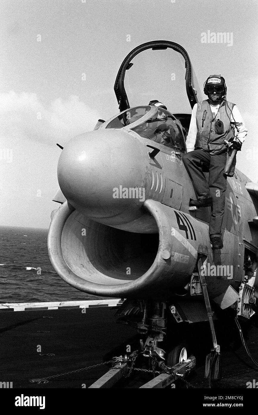 Ein Flugzeugkapitän verlässt während der Flotte Ex 1-90 das Cockpit einer Angriffsschwadron 72 (VA-72) A-7E Corsair II auf dem Cockpit des Flugzeugträgers USS JOHN F. KENNEDY (CV-67). Betreff Betrieb/Serie: FLOTTE EX 1-90 Land: Atlantik (AOC) Stockfoto