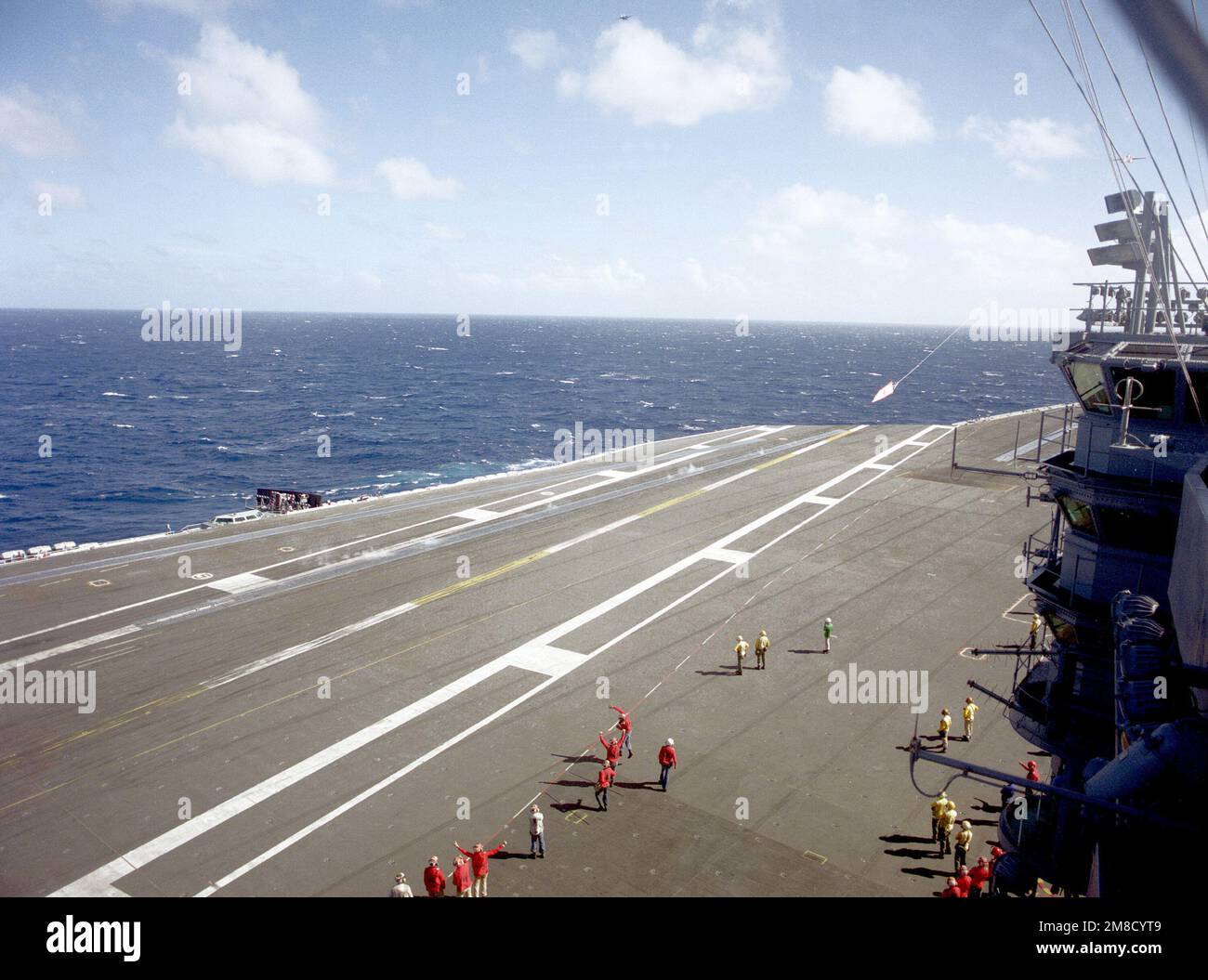 Mehrere der rothaarigen Kampfhubschrauber auf dem Flugdeck des nukleargetriebenen Flugzeugträgers USS ABRAHAM LINCOLN (CVN-72) reagieren überwältigend, als ein Luftbanner hinter einem Kampfgeschwader 41 (VF-41) F-14A Tomcat in die Luft steigt. Der LINCOLN ist auf See für seine Erpressungsfahrt. Land: Atlantik (AOC) Stockfoto