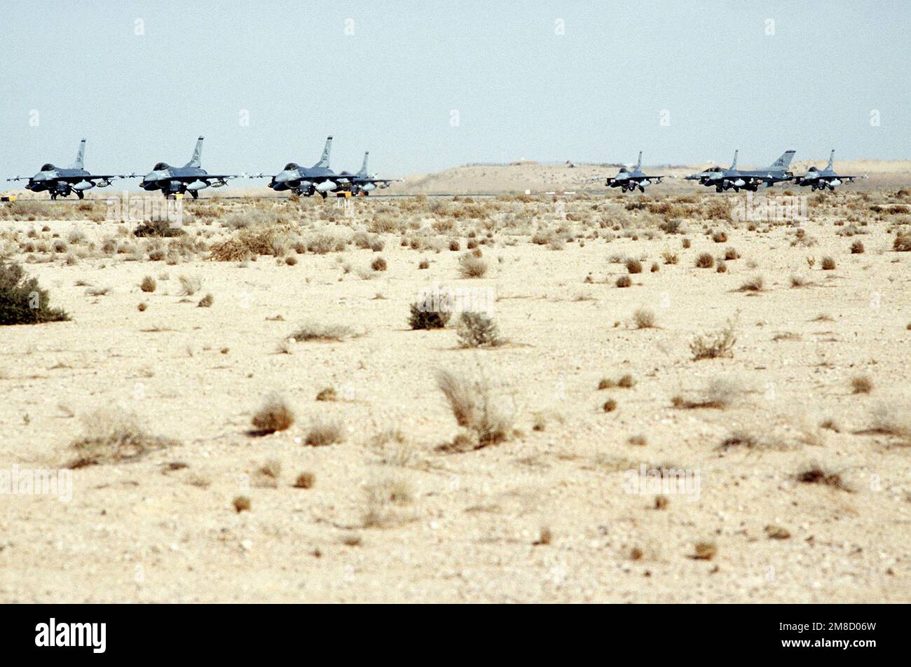 F-16C Kampfflugzeuge des taktischen Kampfflugzeugflügels 421. legen einen Flugplatz vor einer Mission während der Operation Desert Storm an. Betreff Operation/Serie: WÜSTENSTURM Land: Saudi-Arabien (Sau) Stockfoto