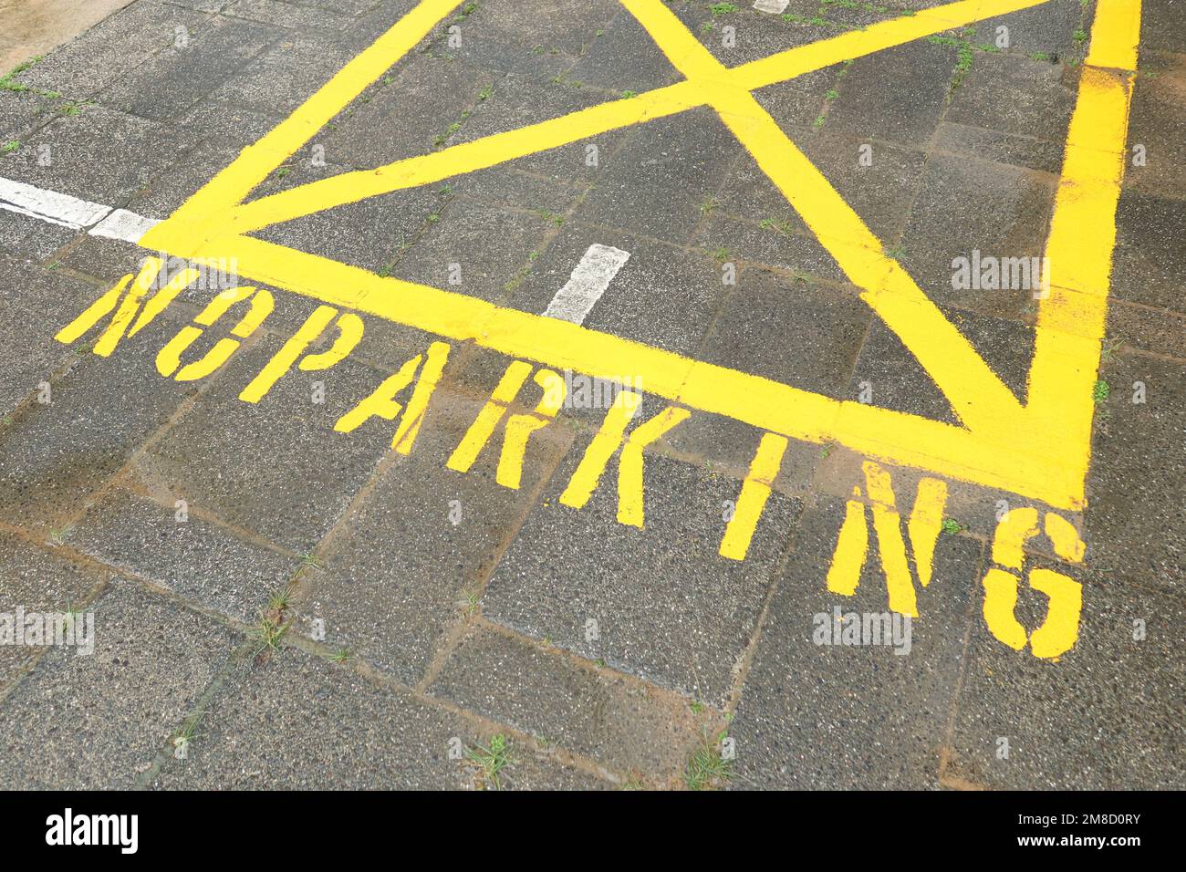 Kein Parkschild auf der schwarzen Straße in singapur Stockfoto