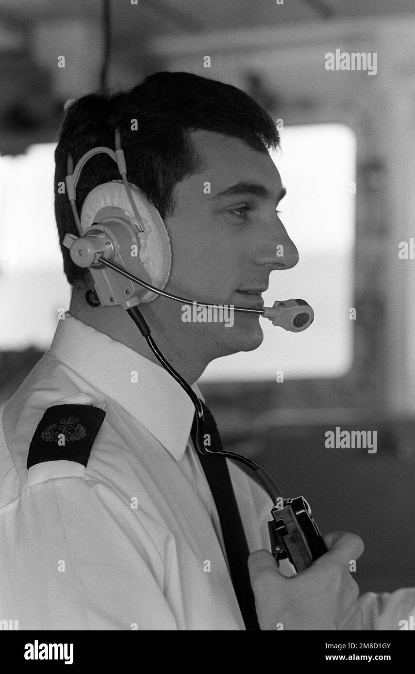 Ein Mitglied der Royal Navy arbeitet während der Flotte Ex 1-90 auf der Brücke des Leichtflugzeugträgers HMS INVINCIBLE (R-05). Gegenstand Betrieb/Serie: FLOTTE EX 1-90 Land: Karibik Stockfoto