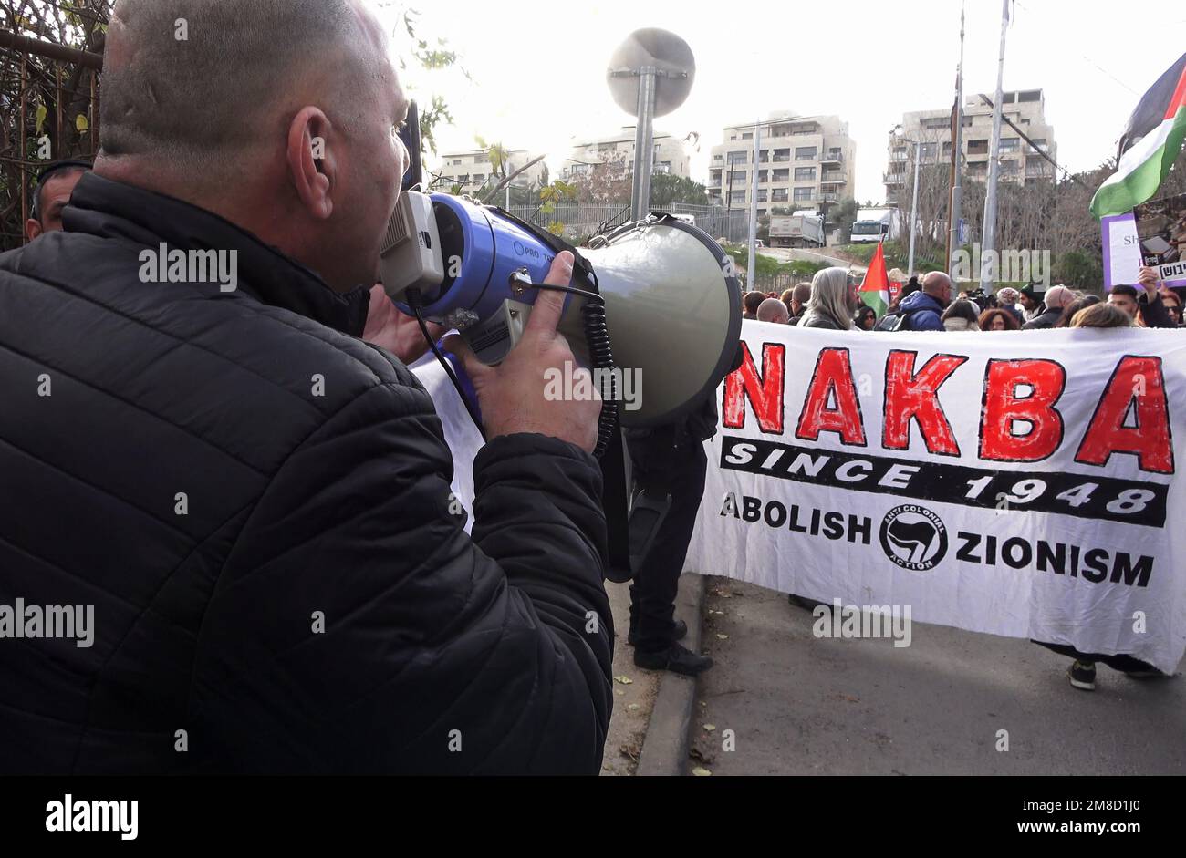 JERUSALEM, ISRAEL - JANUAR 13: Während einer Demonstration gegen die israelische Besatzungs- und Siedlungsaktivität in der Nachbarschaft Scheich Jarrah am 13. Januar 2023 in Jerusalem, Israel, stellen sich rechtsgerichtete Gegenprotestierende israelische linksgerichtete Aktivisten, die Palästinenser halten, und ein Banner mit dem Logo der antifaschistischen politischen Bewegung Antifa und einem Schriftstück "Abbruch des Zionismus" gegenüber. Der israelische nationale Sicherheitsminister Itamar Ben-Gvir hat die Polizei angewiesen, palästinensische Flaggen von öffentlichen Orten aus zu verbieten. Kredit: Eddie Gerald/Alamy Live News Stockfoto