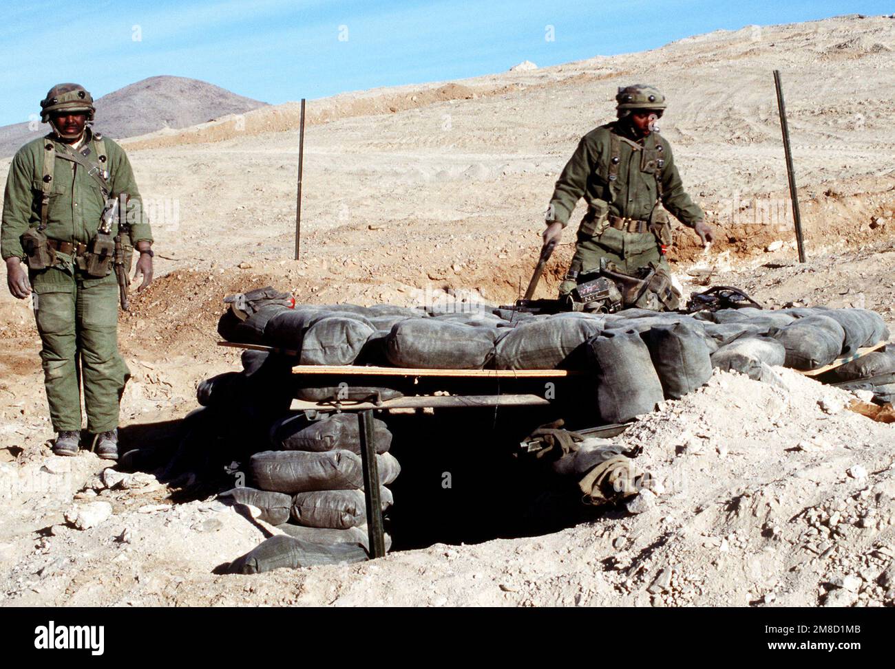 Zwei Soldaten räumen etwas Schmutz um ihre Kampfposition in Reichweite 1 weg, bevor sie eine Feuerübung machen. Die Soldaten tragen mehrere integrierte Laser-Ausrüstung (MILES) auf ihren Helmen und Jacken. Basis: Fort Irwin Bundesstaat: Kalifornien (CA) Land: Vereinigte Staaten von Amerika (USA) Stockfoto
