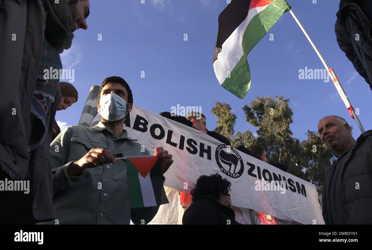 JERUSALEM, ISRAEL - JANUAR 13: Während einer Demonstration gegen israelische Besetzung und Siedlungsaktivitäten im Viertel Scheich Jarrah am 13. Januar 2023 in Jerusalem, Israel, halten linksgerichtete Aktivisten ein Banner mit dem Logo der antifaschistischen politischen Bewegung Antifa und schreiben "Abbruch des Zionismus". Der israelische nationale Sicherheitsminister Itamar Ben-Gvir hat die Polizei angewiesen, palästinensische Flaggen von öffentlichen Orten aus zu verbieten. Seine Anordnung folgt auf eine Reihe weiterer Strafmaßnahmen gegen die Palästinenser seit der Machtübernahme durch die neue Hardline-Regierung des Landes im letzten Monat. Kredit: Stockfoto