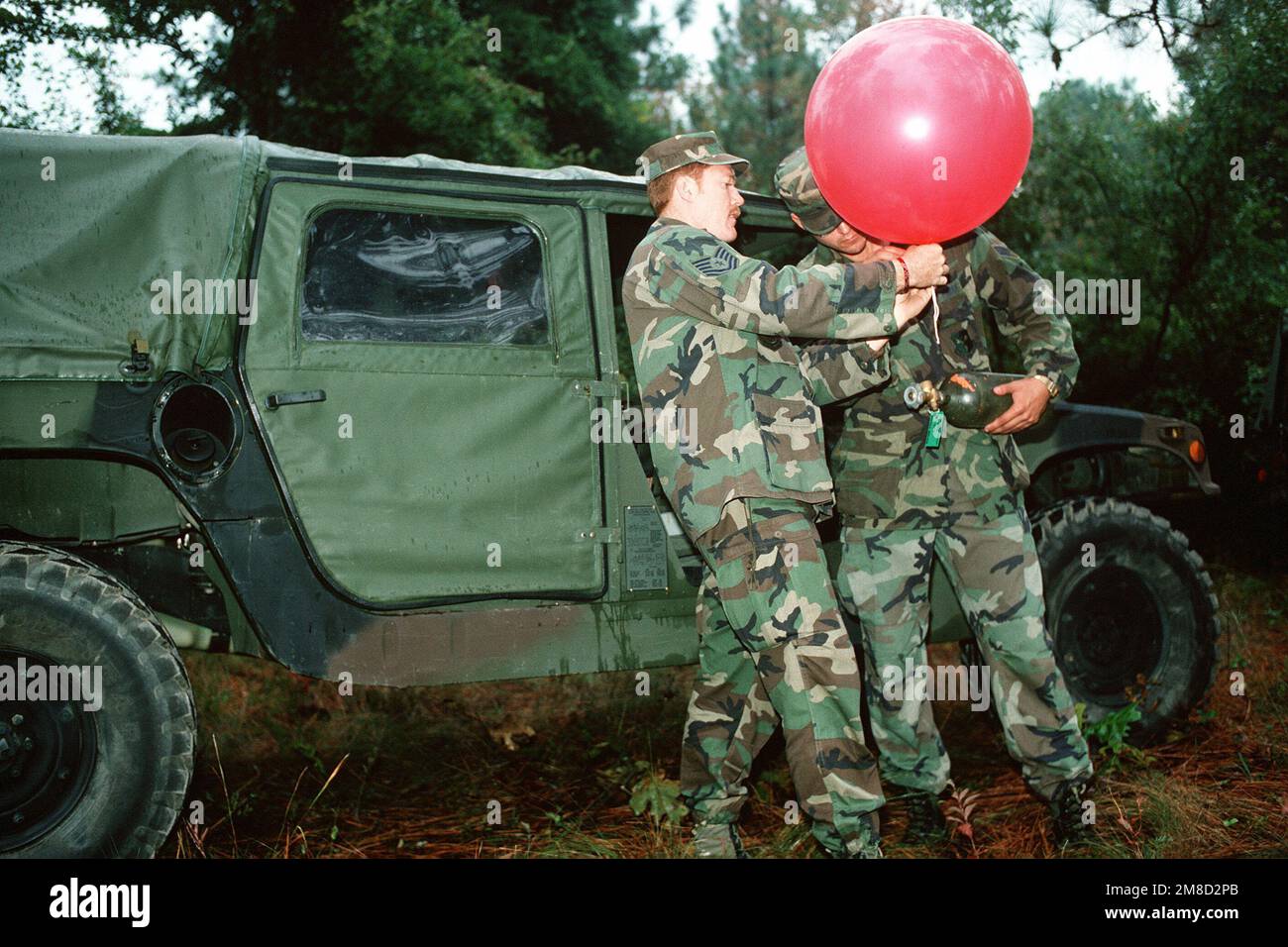 Technischer Sergeant Kevin Cummings und SENIOR-FLIEGER Scott Rizzo, Einheit 3, 5. Wetterstaffel, starten einen Wetterballon während einer Feldübung. Die Luftwaffeneinheit stellt Flugwetterteams bereit, die das XVIII. Luftkorps der Armee und die ihm unterstehenden Einheiten unterstützen, darunter die 82. Luftwaffendivision, DAS 1. Sondereinsatzkommando und die 7. Gruppe der Sondereinsatzkräfte. Bundesstaat: North Carolina (NC) Land: Vereinigte Staaten von Amerika (USA) Stockfoto