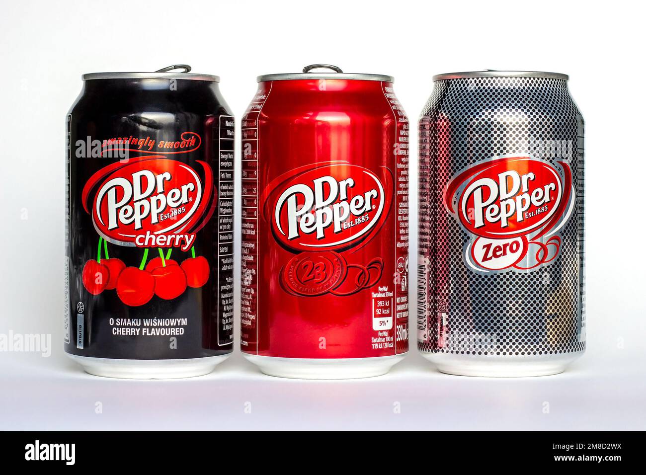 DUSCHANBE, TADSCHIKISTAN - 12. SEPTEMBER 2022: Verschiedene Arten von beliebten Dr. Pepper kohlensäurehaltigen Soda-Dosen (Classic, Cherry und Zero) auf weißem Hintergrund Stockfoto