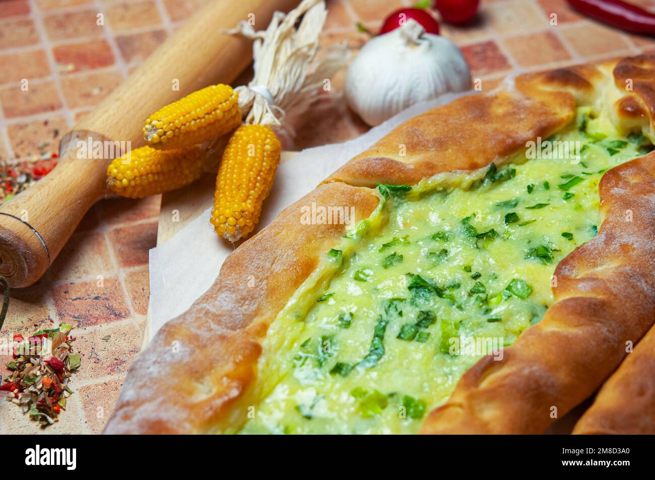 Türkisches Fladenbrot (Pide), Nahaufnahme, Platz für Text kopieren. Pide ist ein sehr leckeres Gericht der türkischen Küche, ein offenes Fladenbrot auf Hefeteig. Stockfoto