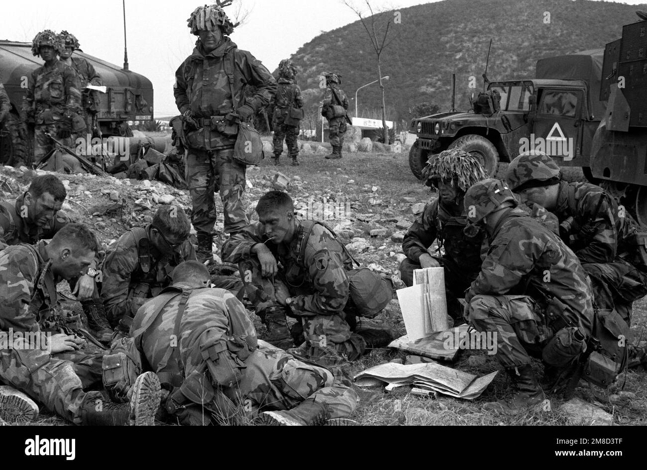 Mitglieder der 7. Infanteriedivision der Armee (Light) nehmen während des kombinierten südkoreanischen/US-Übungsteams Spirit '90 an einer Besprechung vor Ort Teil. Betreff Operation/Serie: TEAMGEIST '90 Land: Republik Korea (KOR) Stockfoto