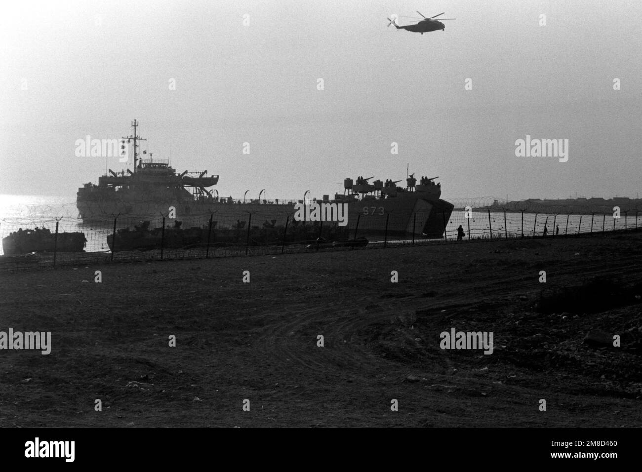 Das südkoreanische Panzerlandeschiff Bi Bong (LST-673) befindet sich an der Küste neben einer Reihe von amphibischen Angriffsfahrzeugen während des kombinierten südkoreanischen/US-Übungsteams Spirit '90. Betreff Operation/Serie: TEAMGEIST '90 Basis: Pohang Land: Republik Korea (KOR) Stockfoto