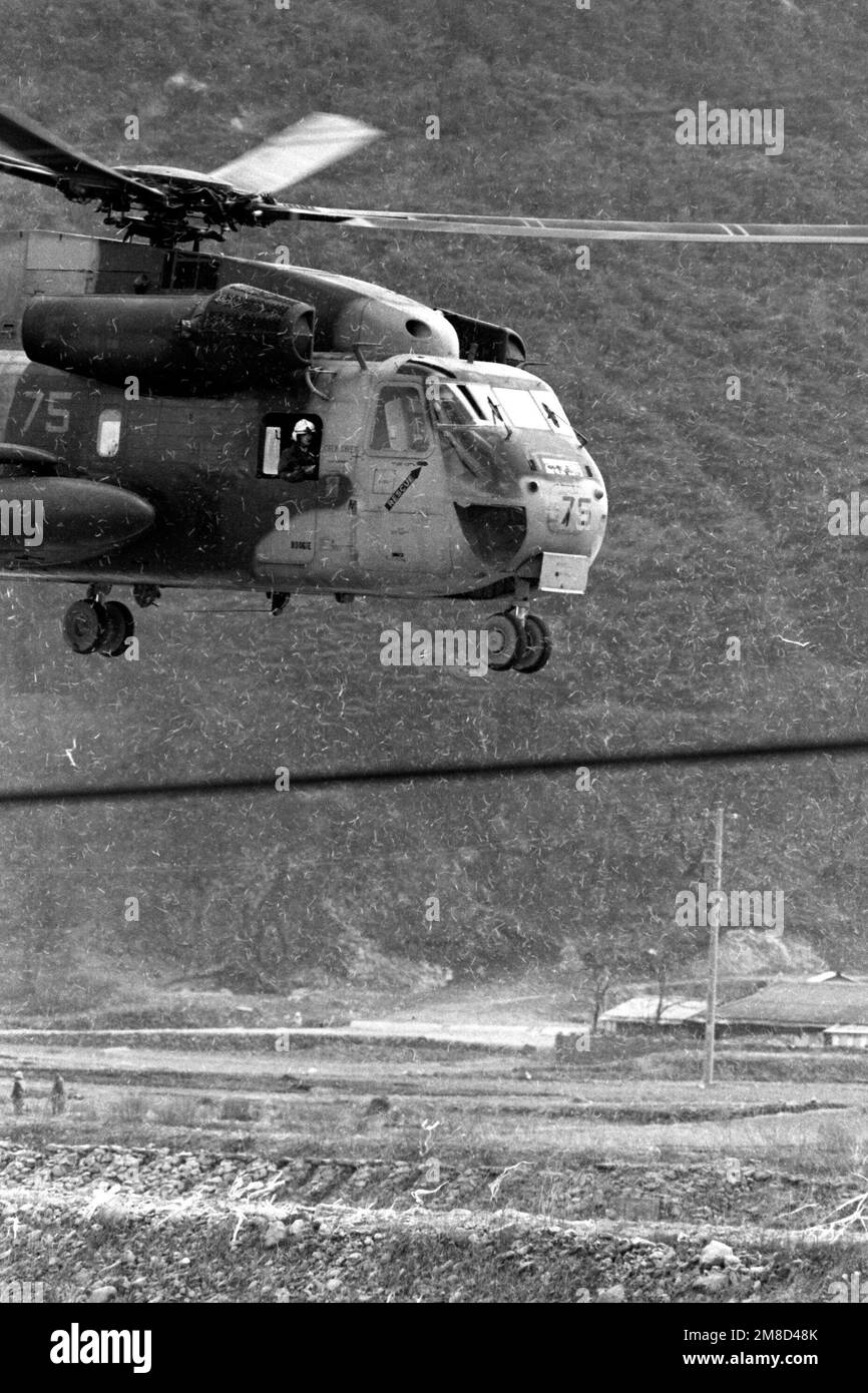Ein Marine Corps CH-53D Sea Hallion Helikopter hebt während des kombinierten südkoreanischen/US-Übungsteams Spirit '90 von einer Landezone ab. Betreff Operation/Serie: TEAMGEIST '90 Land: Republik Korea (KOR) Stockfoto