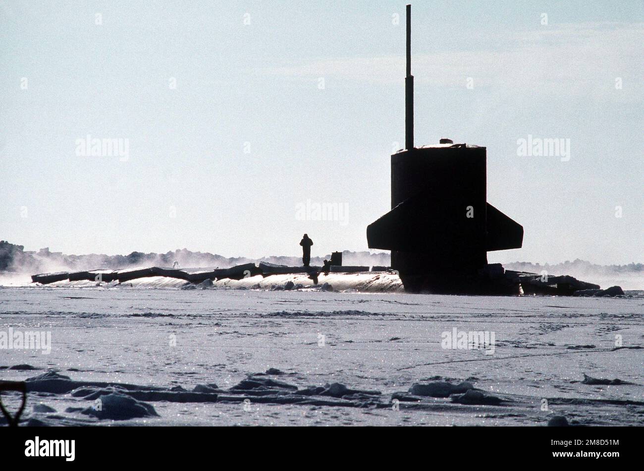 Marinepersonal steht auf dem Deck der nuklearbetriebenen U-Boote USS SEAHORSE (SSN 669) während des Einsatzes im arktischen Eis vor Alaska. Land: Arktischer Ozean Stockfoto