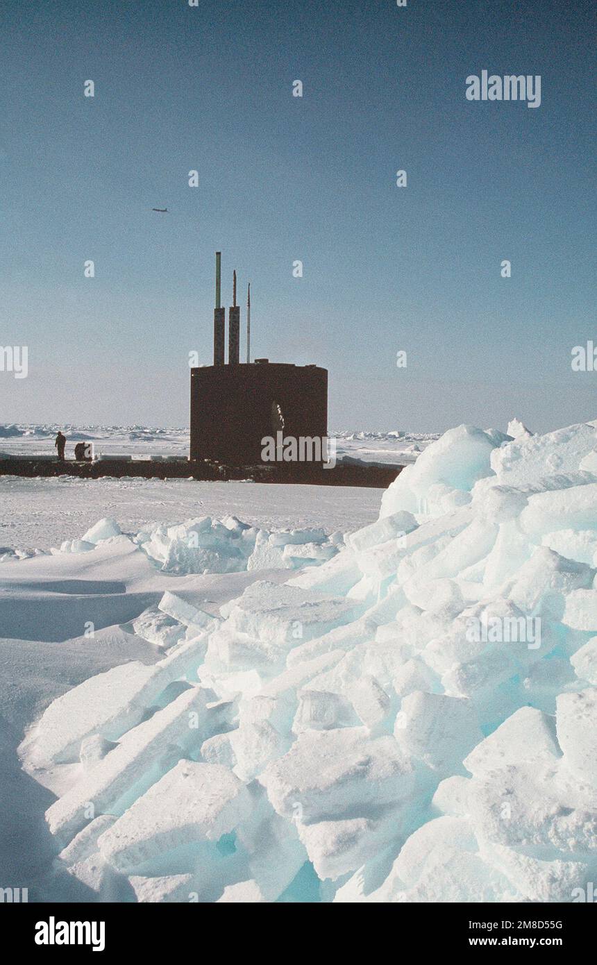 Ein Blick auf das Segel des nuklearbetriebenen Angriffs-U-Boots USS GURNARD (SSN 662) kurz nachdem das Schiff während der Übung ICE EX '90 durch das Eis am Nordpol aufgetaucht war. Betrifft Operation/Serie: ICE EX '90 Land: Nordsee Stockfoto