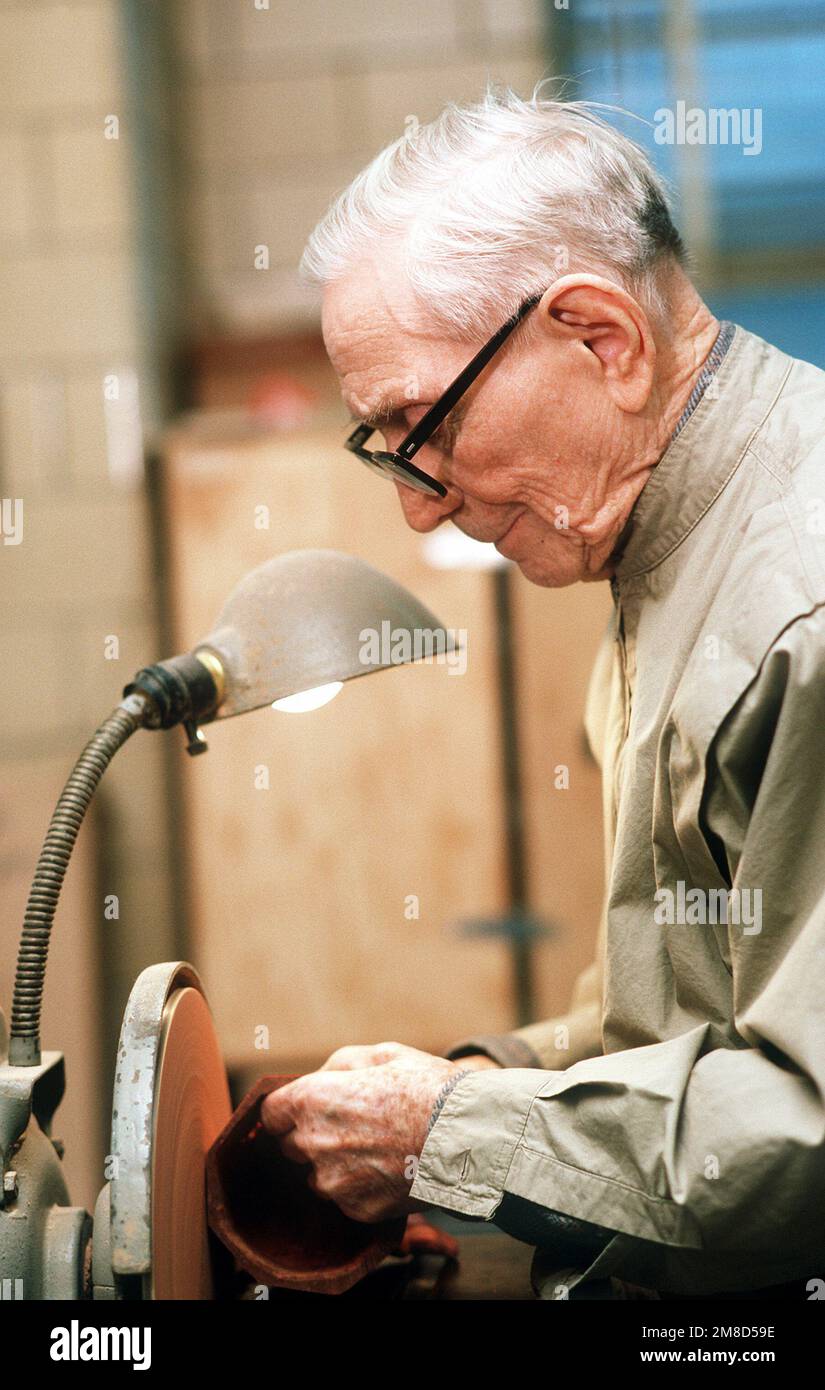 Ray Stoner benutzt ein Polierrad in einer Werkstatt in den USA Soldat- und Luftwaffenheim. Mit 102 Jahren ist der Veteran aus dem Ersten Weltkrieg der älteste Bewohner des Hauses. Basis: Washington State: District of Columbia (DC) Land: Vereinigte Staaten von Amerika (USA) Stockfoto