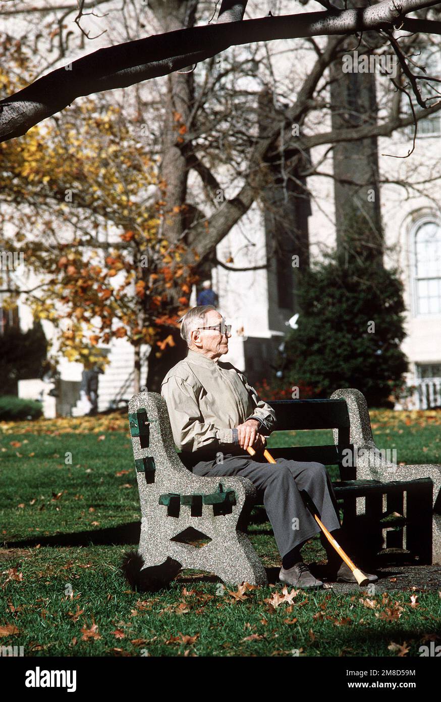 Ray Stoner sitzt auf einer Bank auf dem Gelände der USA Soldaten- und Airmen-Heim. Mit 102 Jahren ist der Veteran aus dem Ersten Weltkrieg der älteste Bewohner des Hauses. Basis: Washington State: District of Columbia (DC) Land: Vereinigte Staaten von Amerika (USA) Stockfoto
