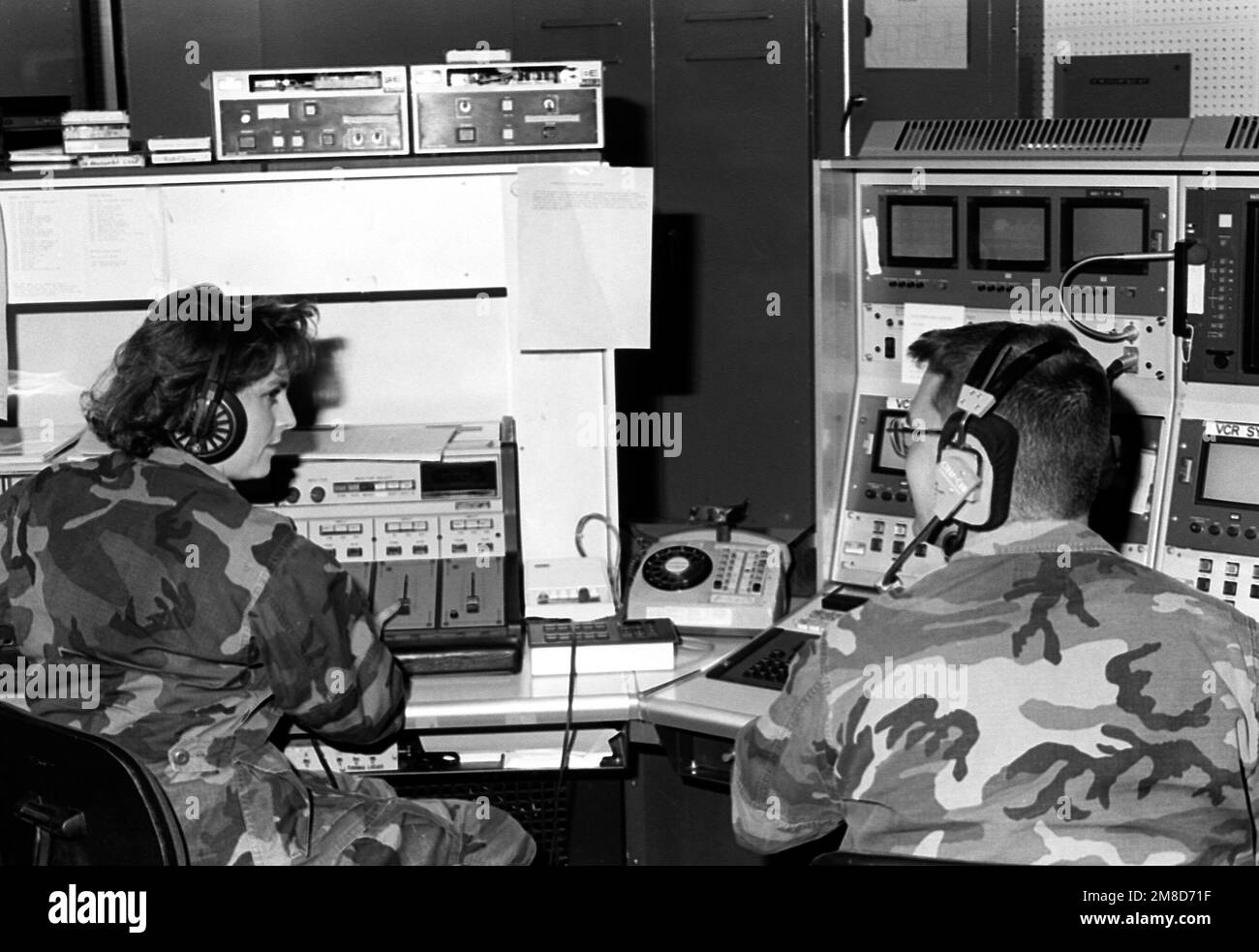 CPL B. Johnson unterstützt LCPL G. Riench mit Hinweisen für die Nachrichtensendung bei Far East Network, Iwakuni. Basis: Marine Corps Air Station, Iwakuni Land: Japan (JPN) Stockfoto