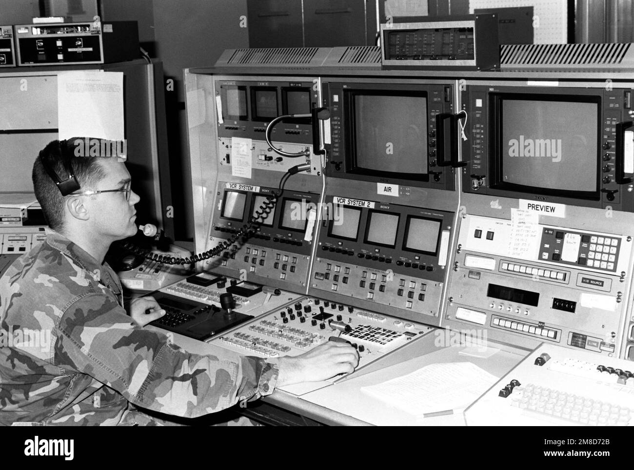 CPL B. Johnson, Far East Network, Iwakuni, leitet die Abendnachrichten aus dem Kontrollraum. Basis: Marine Corps Air Station, Iwakuni Land: Japan (JPN) Stockfoto